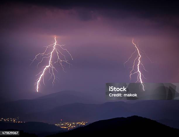 Confrontamento De Relâmpago Durante Uma Tempestade Sobre A Cidade - Fotografias de stock e mais imagens de Choque