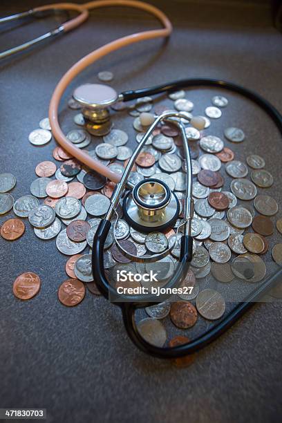 Pieniądze I Medycyna - zdjęcia stockowe i więcej obrazów Badanie lekarskie - Badanie lekarskie, Banknot USA, Bez ludzi