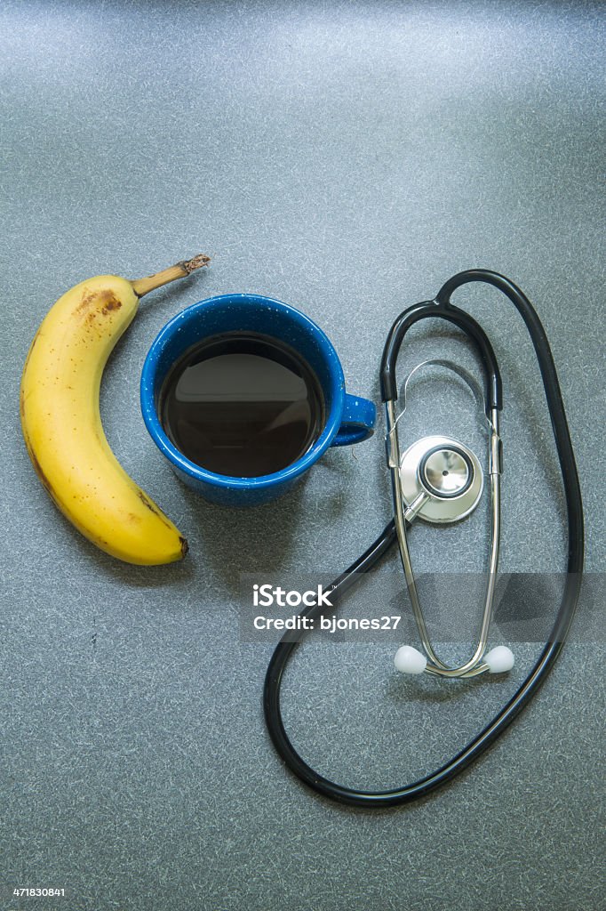 Café, à la banane et Stéthoscope sur le comptoir. - Photo de Aliment cru libre de droits