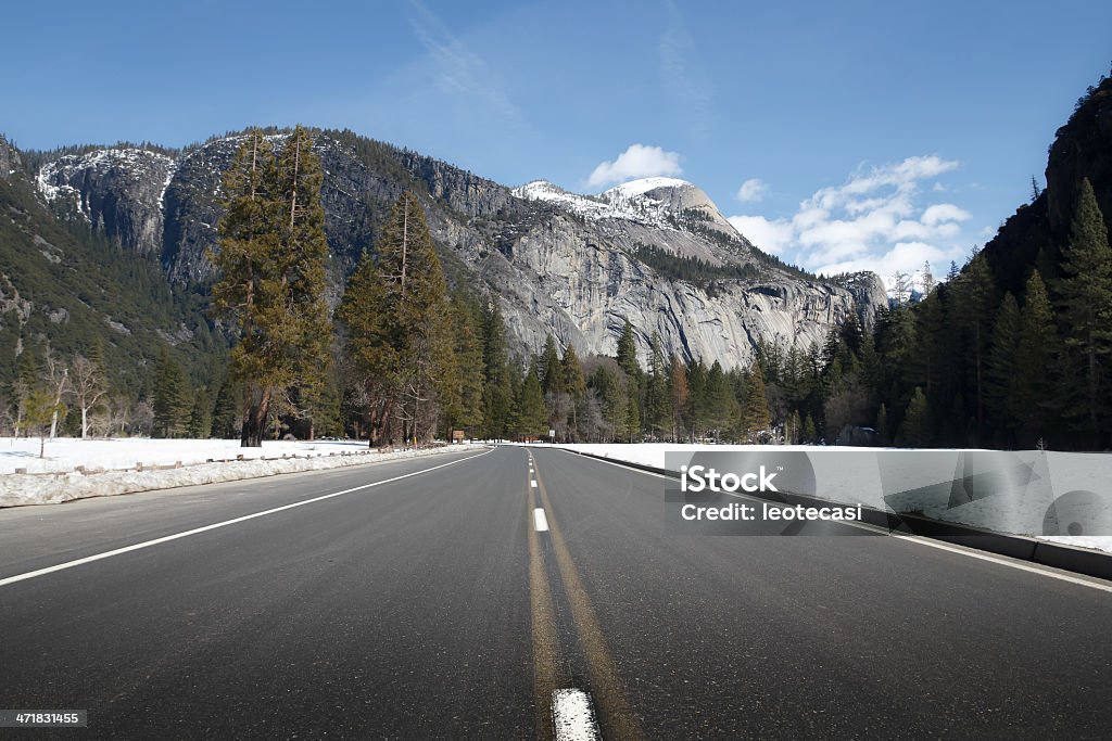 ヨセミテ国立公園 road 冬季 - カリフォルニア州のロイヤリティフリーストックフォト