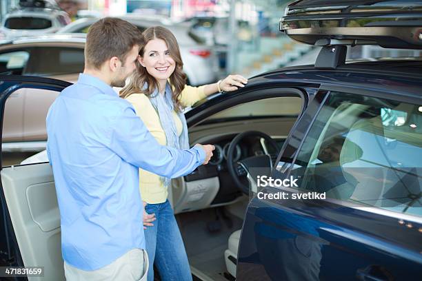 Paar Kauf Eines Autos Stockfoto und mehr Bilder von Kaufen - Kaufen, Auto, SUV