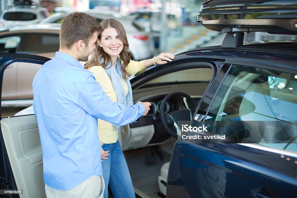 Casal compra de carro. - Foto de stock de Comprar royalty-free
