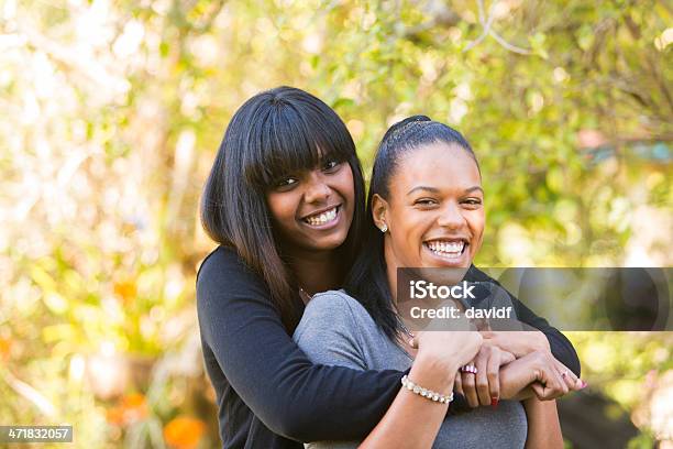 Foto de Mulheres Abraçando e mais fotos de stock de Etnia Aborígene Australiana - Etnia Aborígene Australiana, Abraçar, Adulto