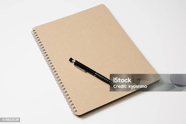 ブランクブラウンのスパイラルペンでノートに白背景 - カットアウトのストックフォトや画像を多数ご用意 - カットアウト, カラー画像, クローズアップ