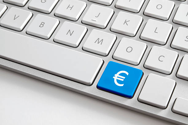 ユーロコンピューターのキーボード上のボタン - euro symbol currency internet computer keyboard ストックフォトと画像