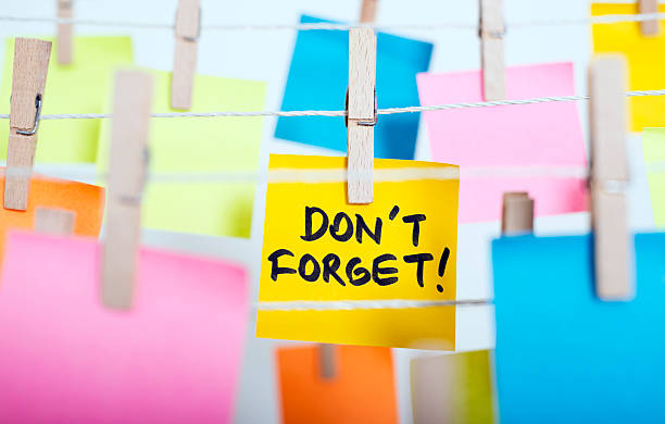 don't forget adhesive note paper with "don't forget!" text hanging on the rope latch photos stock pictures, royalty-free photos & images