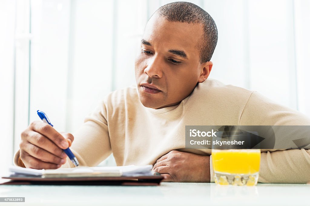 African American man trabajando en su hogar. - Foto de stock de 30-39 años libre de derechos