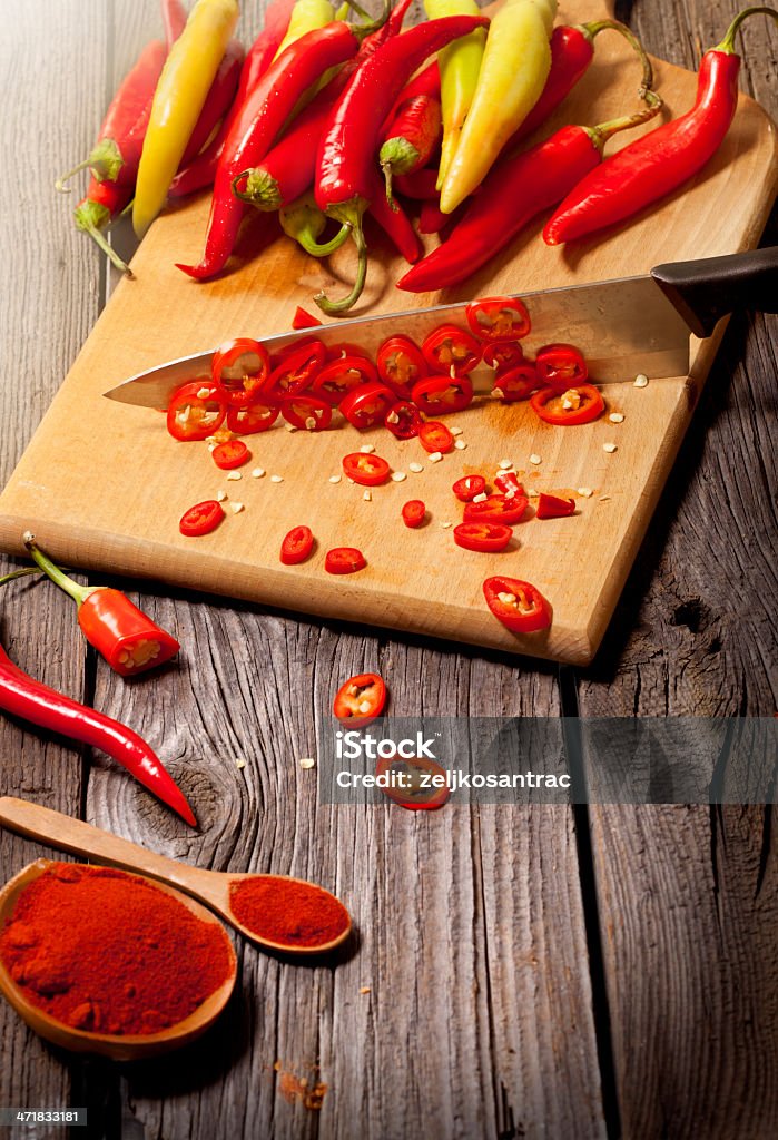 chillies e Coltello da cucina - Foto stock royalty-free di Fotografia - Immagine