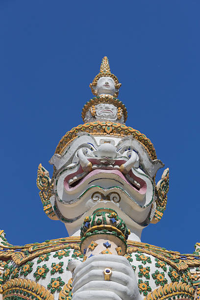 branco responsável estátua no templo do amanhecer, tailândia - indigenous culture famous place thailand bangkok - fotografias e filmes do acervo
