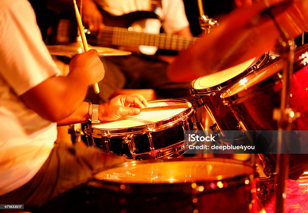 ドラムがのステージ - 著名グループのロイヤリティフリーストックフォト