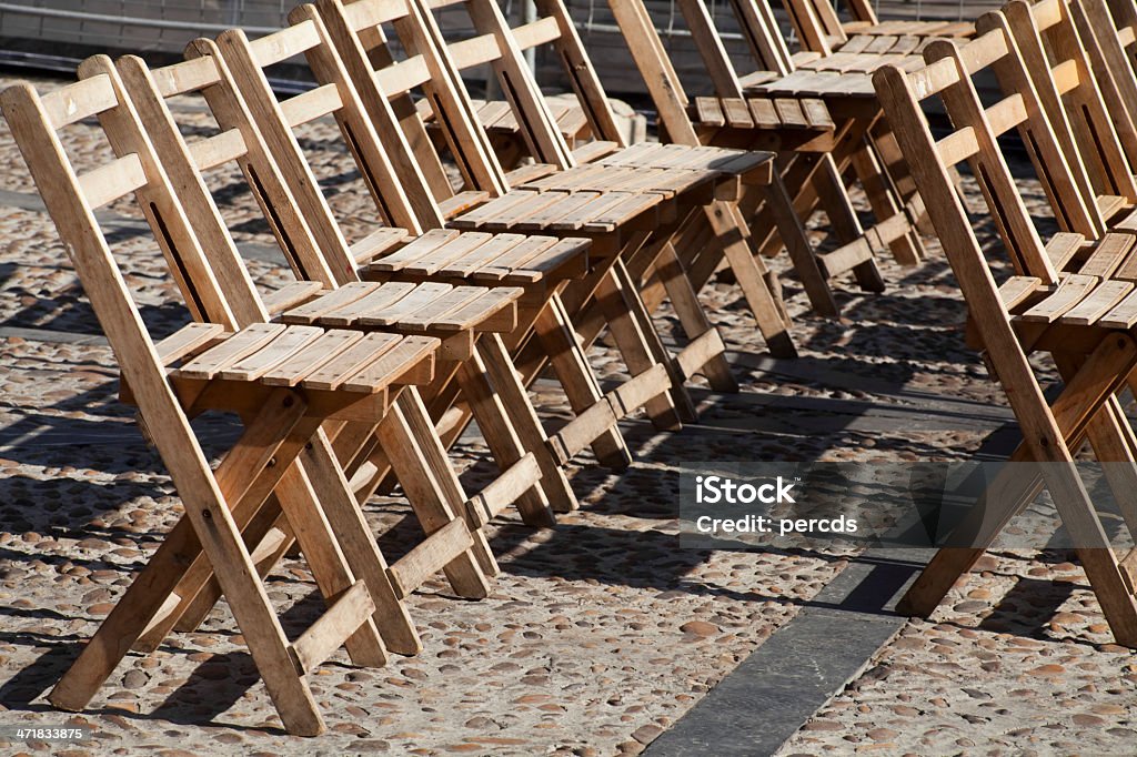 Sillas de madera con asiento plegable. - Foto de stock de Acontecimiento libre de derechos