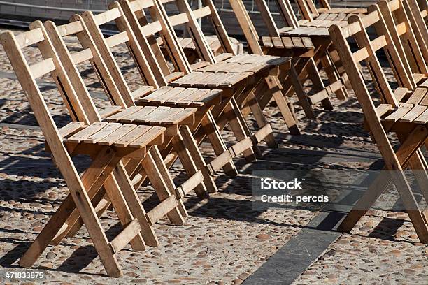 Sillas De Madera Con Asiento Plegable Foto de stock y más banco de imágenes de Acontecimiento - Acontecimiento, Adoquinado, Aire libre