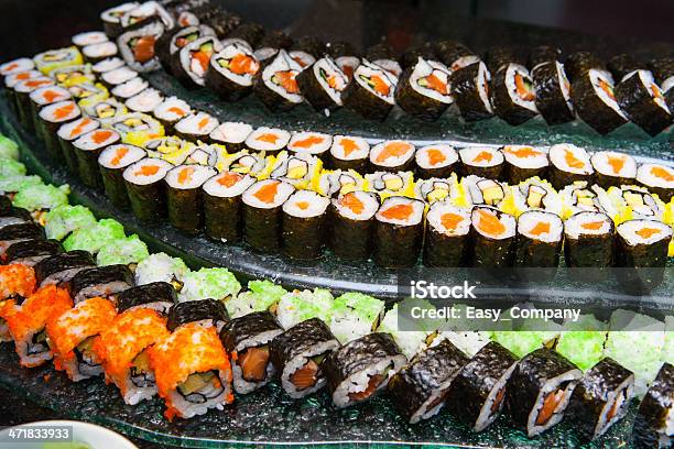 Sushi Se Clasifican En La Placa Foto de stock y más banco de imágenes de Aderezo - Aderezo, Alimento, Amasar