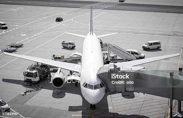 Foto de Avião No Aeroporto e mais fotos de stock de Veículo aéreo - Veículo aéreo, Abastecer, Aeroporto