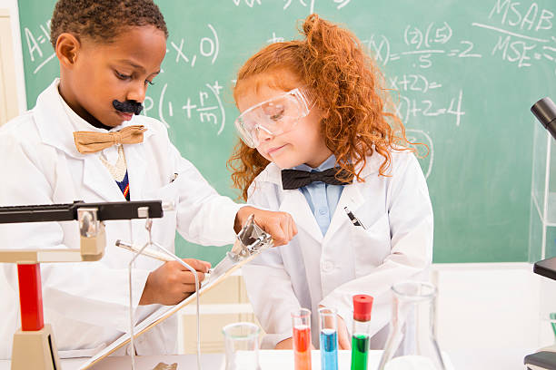 éducation: jeune nerd scientifiques faisant des expériences dans le laboratoire. - child back to school mustache african ethnicity photos et images de collection
