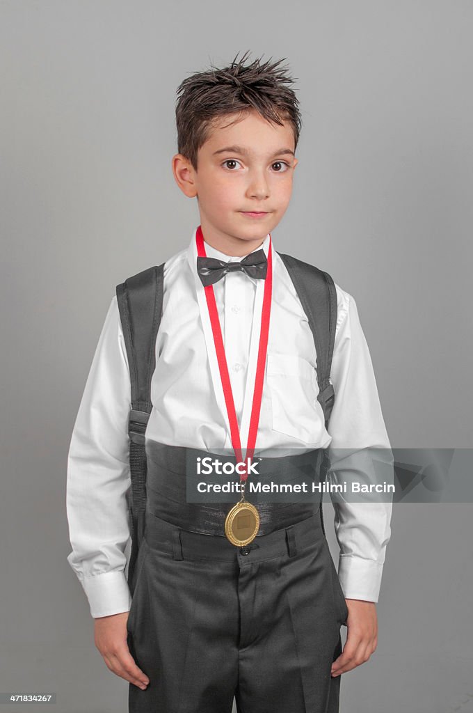 Маленький мальчик Студент с медаль - Стоковые фото В помещении роялти-фри