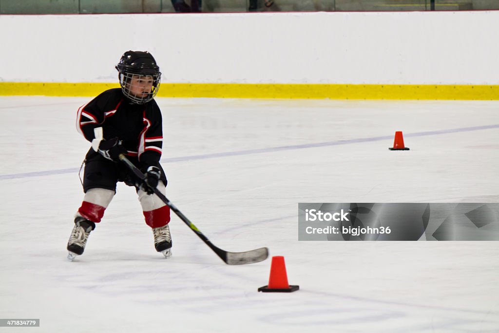 Kind spielen hockey, Schlittschuhlaufen und in der arena - Lizenzfrei Kind Stock-Foto