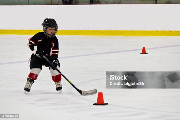 Kind Spielen Hockey Schlittschuhlaufen Und In Der Arena Stockfoto und mehr Bilder von Kind