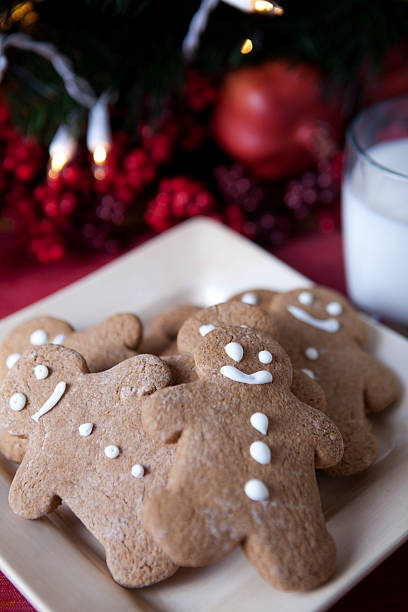 istock Christmas Gingerbread Men Cookies with Milk 471835305