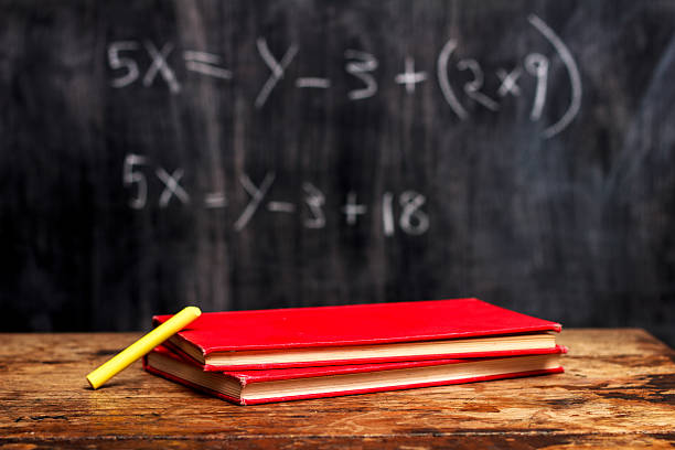 libri e gesso con lavagna con equazione - reading and writing blackboard book elementary school building foto e immagini stock