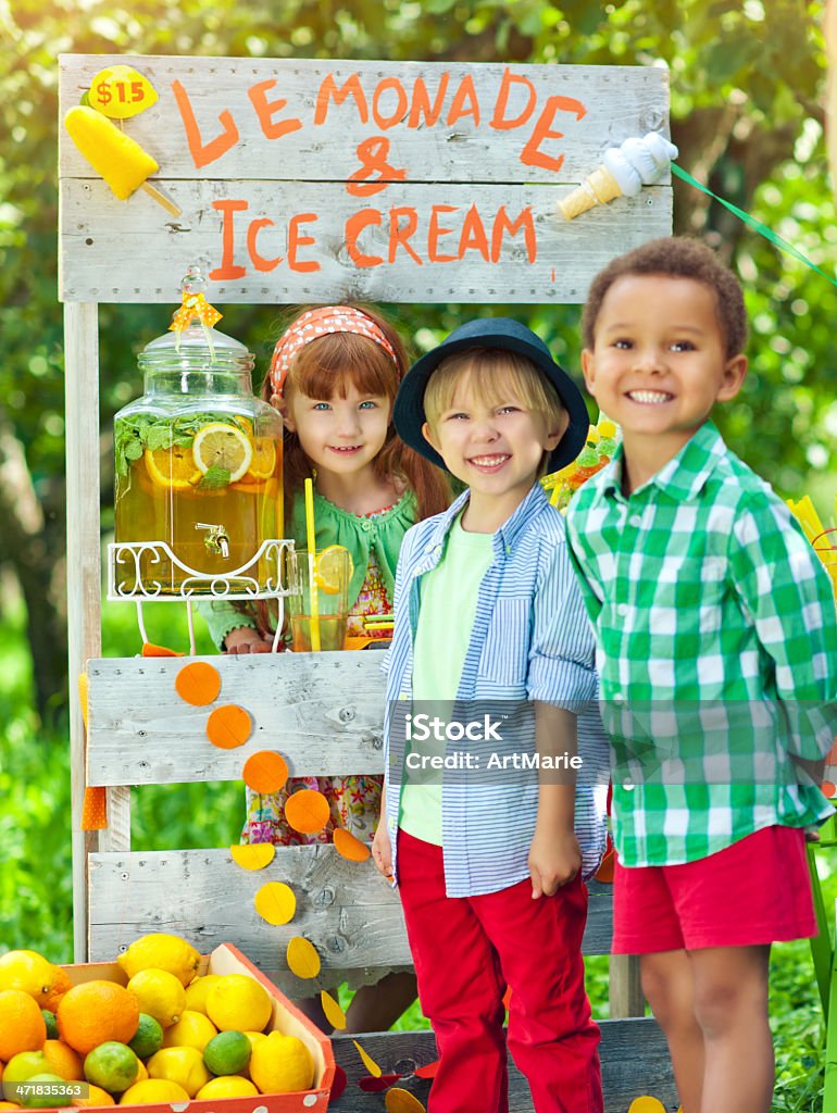 Bancarella della limonata e bambini - Foto stock royalty-free di Bambino