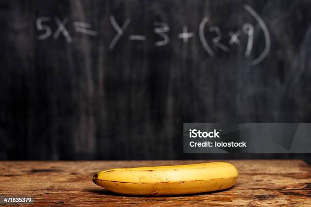 Banana Tablica Z Równania - zdjęcia stockowe i więcej obrazów Banan - Banan, Biurko, Budynek szkolny