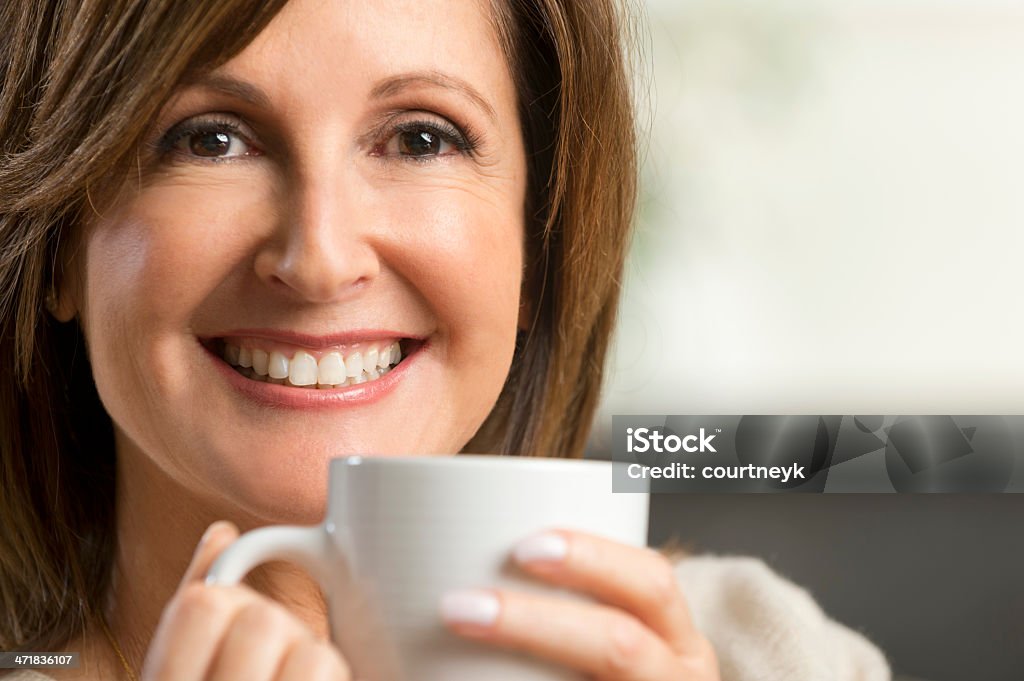 Зрелая женщина, держа чашку кофе - Стоковые фото 40-49 лет роялти-фри