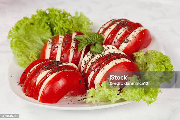 Salada Caprese Com Mozarela Tomate Manjericão E Vinega Balsâmico - Fotografias de stock e mais imagens de Almoço