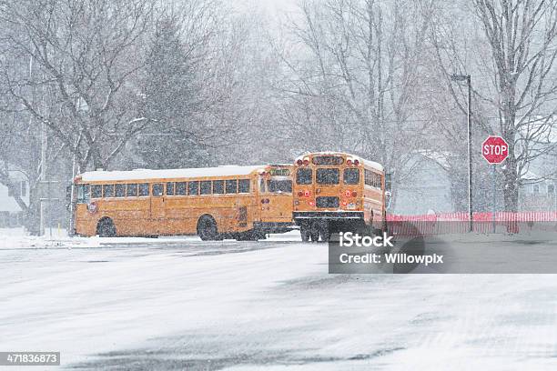 Schneesturm School Verkehren Parkplatz Stockfoto und mehr Bilder von Beleuchtet - Beleuchtet, Bildung, Bus