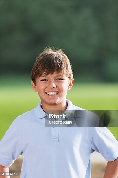 Boy In Park Foto de stock y más banco de imágenes de 10-11 años - 10-11 años, Aire libre, Niños