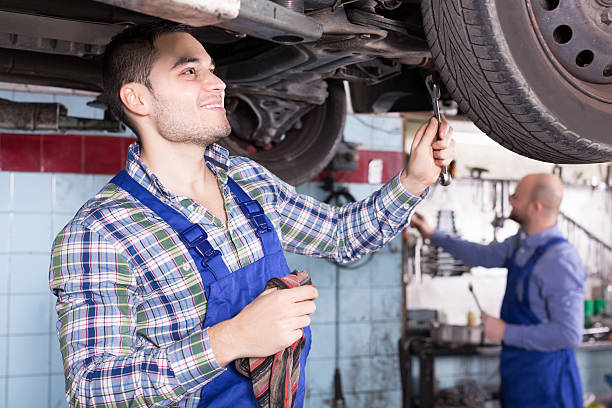 istock Professional serviceman repairing car 471837544