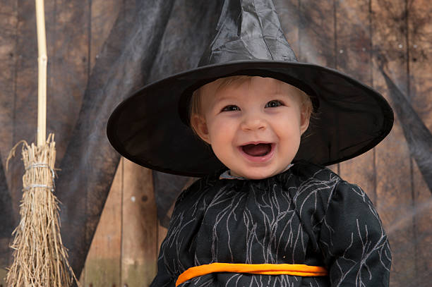 маленький хэллоуин ведьма - dark little girls child happiness стоковые фото и изображения