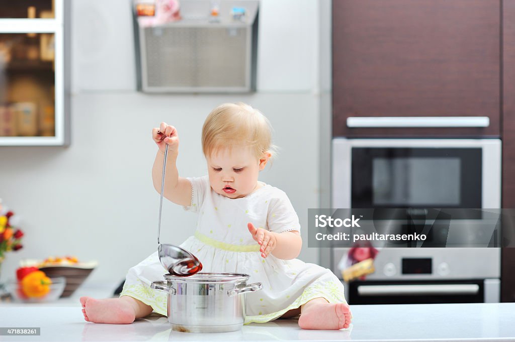 Dolce bambina cottura in cucina - Foto stock royalty-free di Alimentazione sana