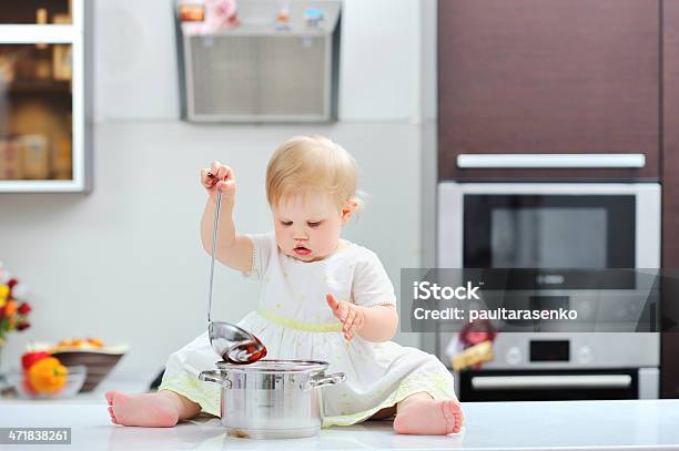 Dolce Bambina Cottura In Cucina - Fotografie stock e altre immagini di Alimentazione sana - Alimentazione sana, Ambientazione interna, Bambino