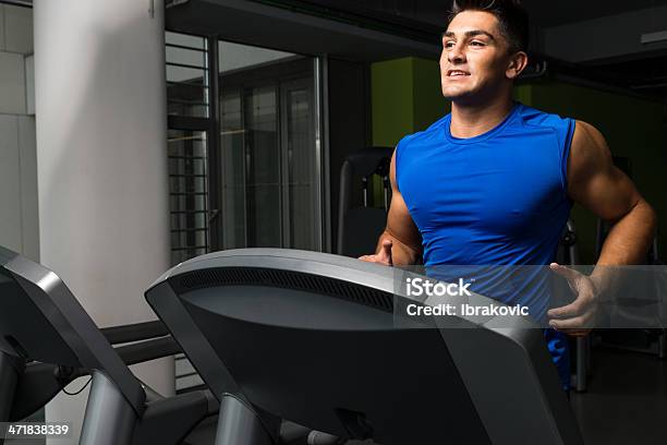 Foto de Correndo Na Esteira Na Academia De Ginástica e mais fotos de stock de A caminho - A caminho, Academia de ginástica, Adulto