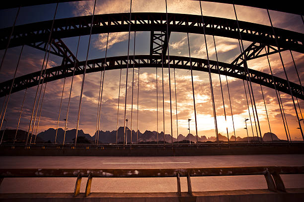 guimo ponte ao amanhecer - bridge beauty in nature travel destinations yangshuo - fotografias e filmes do acervo