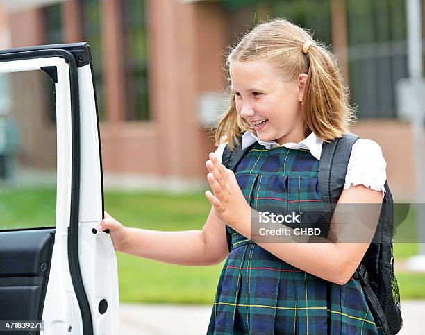 Foto de Voltar Para A Escola e mais fotos de stock de Acenar - Acenar, Aluna, Carro