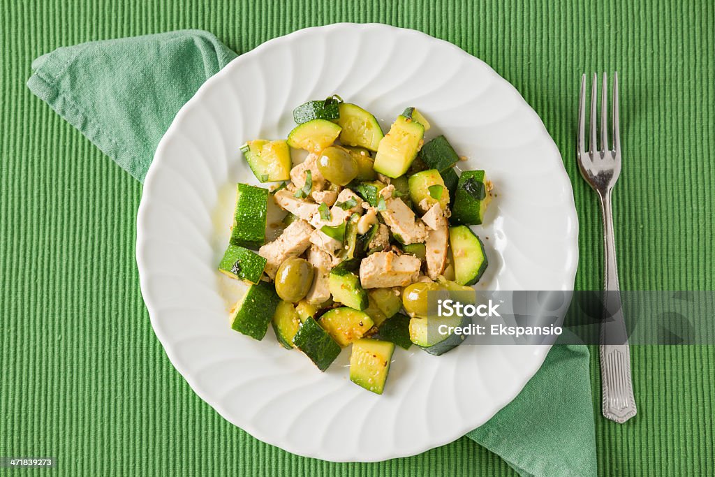 Placa de Sauteed Tofu Curgete azeitonas e Manjericão com gomashio - Royalty-free Curgete Foto de stock