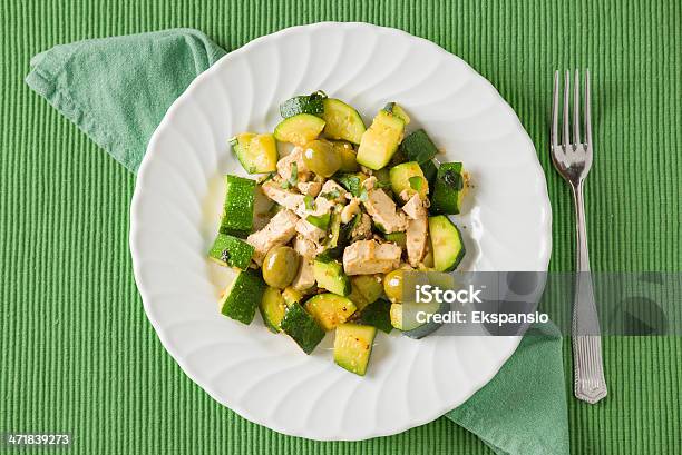 Placa De Sauteed Tofu Curgete Azeitonas E Manjericão Com Gomashio - Fotografias de stock e mais imagens de Curgete