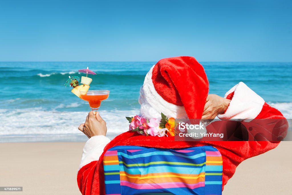 Natale Santa clausola vacanza sulla spiaggia tropicale con bevande Hz - Foto stock royalty-free di Babbo Natale