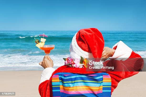 Natale Santa Clausola Vacanza Sulla Spiaggia Tropicale Con Bevande Hz - Fotografie stock e altre immagini di Babbo Natale