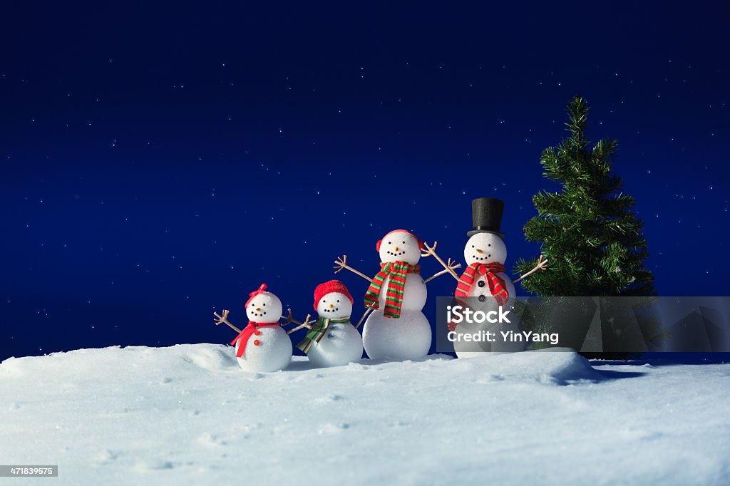 Famiglia di Pupazzo di neve in inverno notte - Foto stock royalty-free di Notte