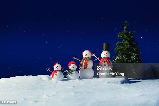 Famiglia Di Pupazzo Di Neve In Inverno Notte - Fotografie stock e altre immagini di Notte - Notte, Pupazzo di neve, Abiti pesanti