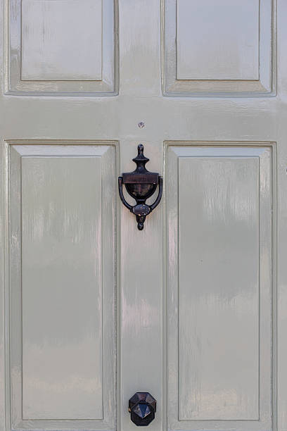 front entrée - doorstep door knocker door england photos et images de collection