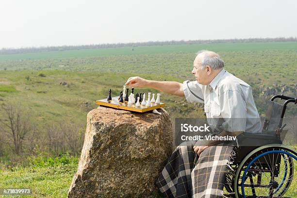 Homem Idoso Em Cadeira De Rodas A Jogar Xadrez - Fotografias de stock e mais imagens de Adulto - Adulto, Amputado, Ao Ar Livre