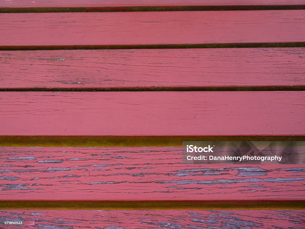 Tablón alineándose de hecho, fondo rojo - Foto de stock de Pelar - Mala condición libre de derechos
