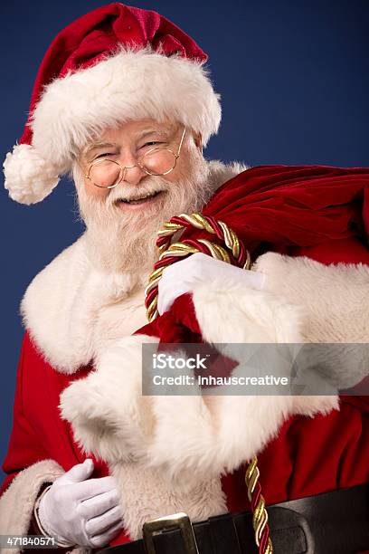 Foto de Fotos Vintage Reais Saco De Presentes Papai Noel Carregando e mais fotos de stock de Adulto