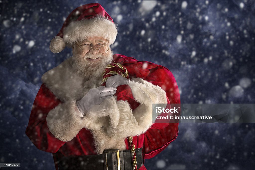 Zdjęcia Real Santa Claus nosić prezent Worek w śniegu - Zbiór zdjęć royalty-free (Święty Mikołaj)