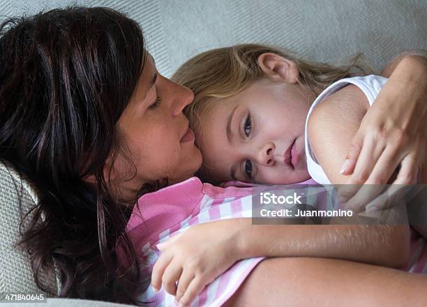 Madre E Hija Foto de stock y más banco de imágenes de Autismo - Autismo, Dormir, Madre