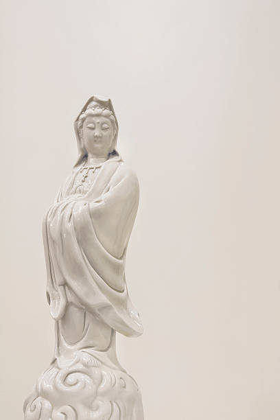 kuan yin statue de la déesse de la compassion - guan yin photos et images de collection